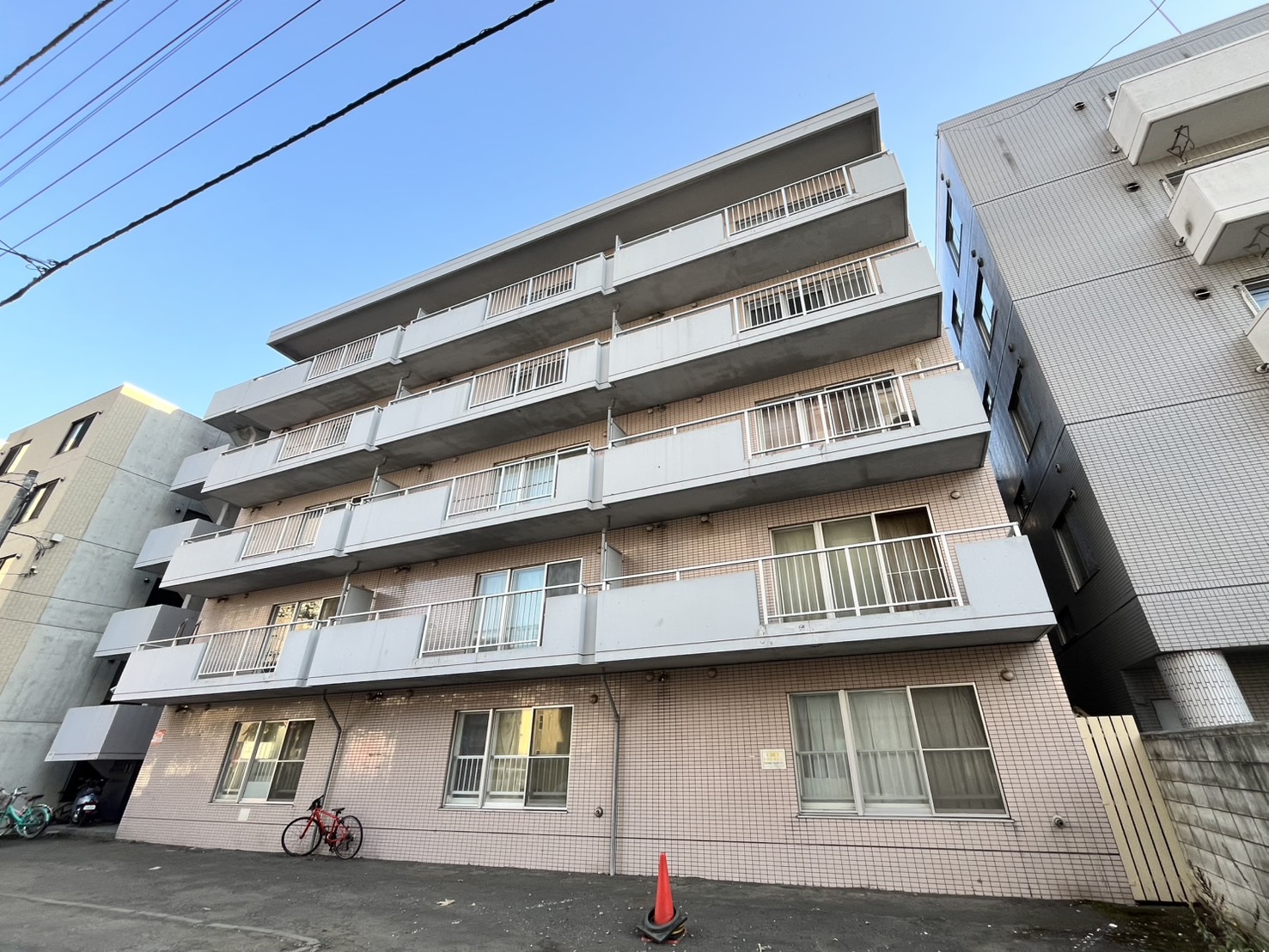 札幌市中央区南五条西のマンションの建物外観