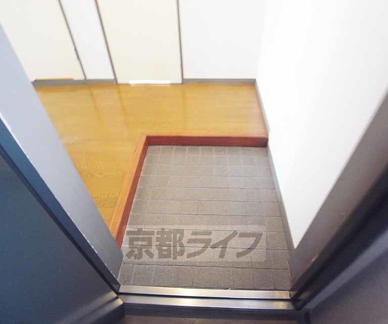 【京都市南区久世中久世町１丁目のマンションの玄関】