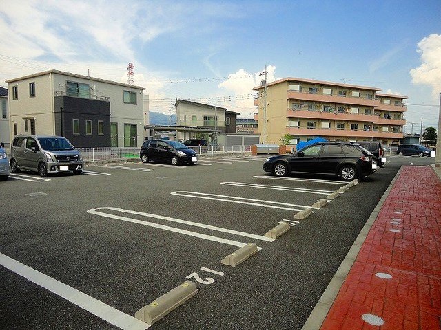 【中巨摩郡昭和町清水新居のアパートの駐車場】