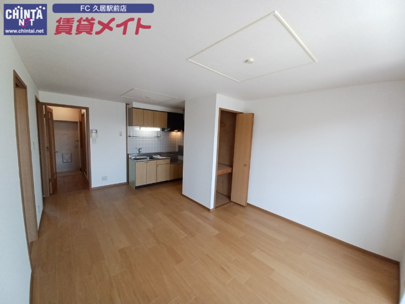 居室・リビング　別部屋反転参考写真です。
