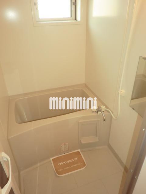 バス・シャワールーム　小窓もあり通気良好なお風呂です。