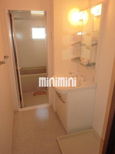 洗面設備　女性にうれしい洗髪化粧洗面台付。