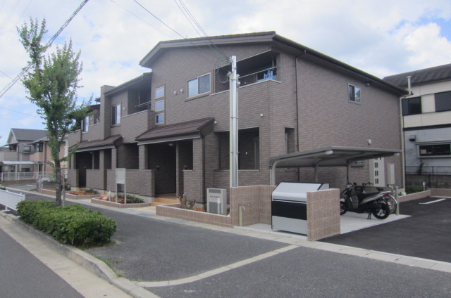 【泉佐野市葵町のアパートの建物外観】