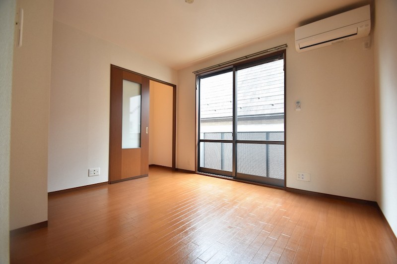 居室・リビング　大きな窓の居室