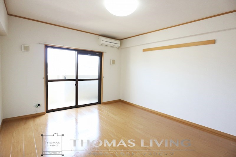 その他部屋・スペース　角部屋なので側面に出窓があります。