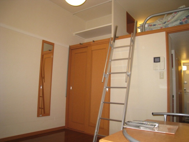 居室・リビング　同物件、別号室のものです。