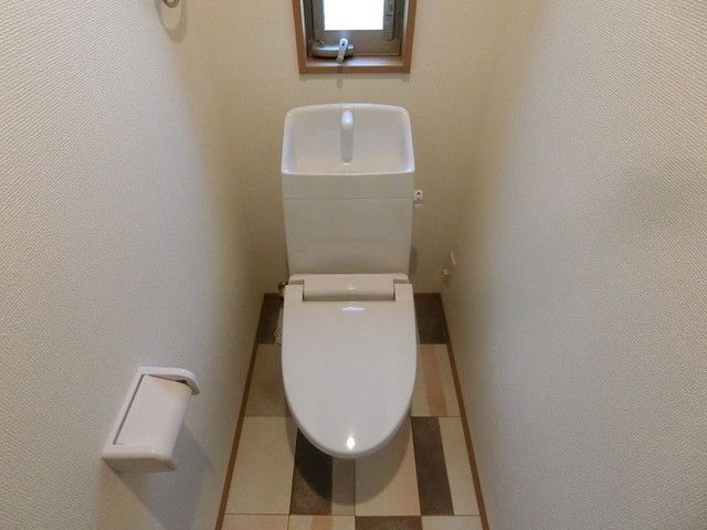 トイレ　トイレにも窓があるって良いですね