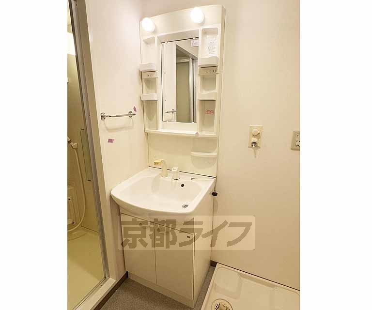 洗面設備　使いやすい洗面台です・