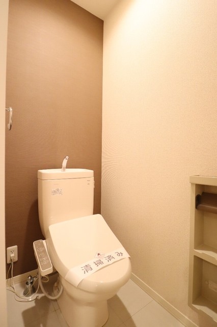 トイレ　洗浄機能付き便座設置のトイレ