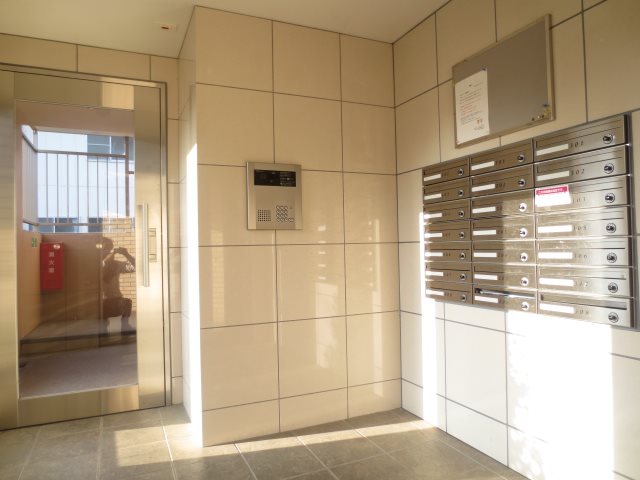 エントランス　エントランスは集合ポストならびにオートロック完備