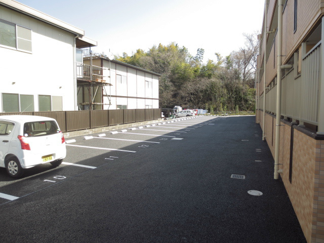 駐車場　敷地内駐車場は月額10，000円（2台目5，000円）で貸出
