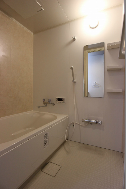 バス・シャワールーム　浴槽内は卵型のオシャレな形☆