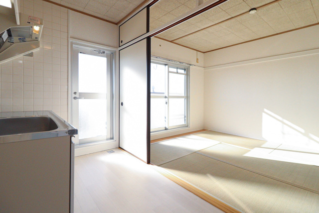 居室・リビング　ふすまを開けてキッチンとつなげて使えます