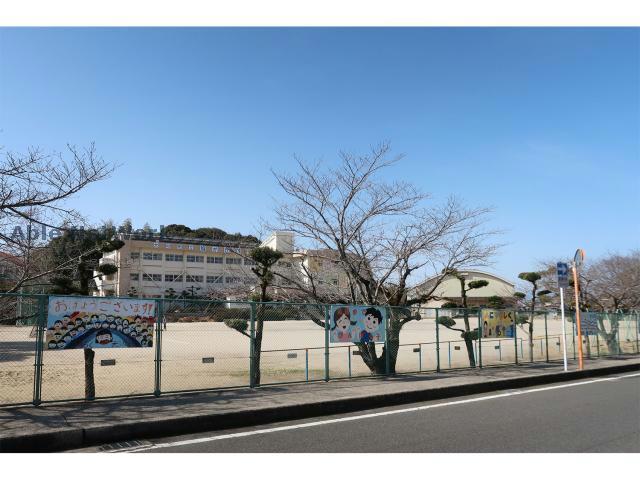 小学校　大村市立旭が丘小学校（小学校）まで568m