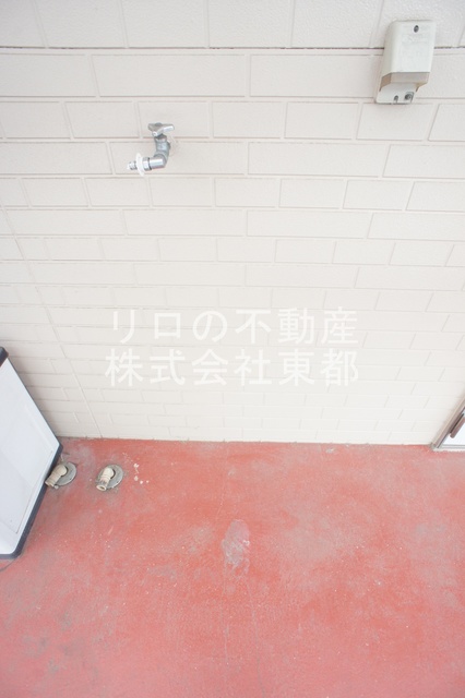 その他　洗濯機置場が室外にあるのでお部屋を広々お使いいただけます。