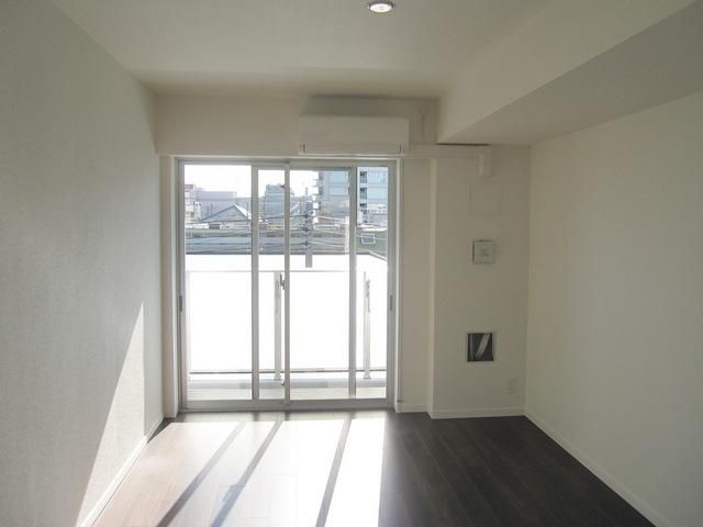 居室・リビング　★南面の開放的な洋室８．３帖です★