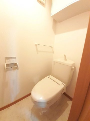 トイレ　落ち着いた色調のトイレです