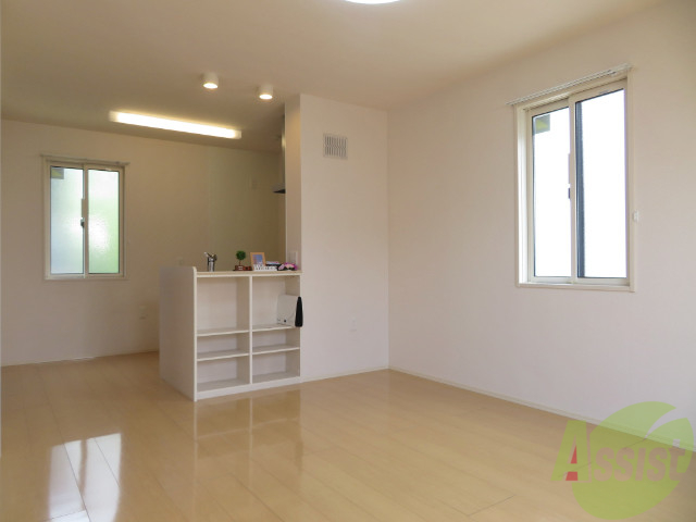 居室・リビング　リビングは、広々していて陽当たりもよさそうですね。