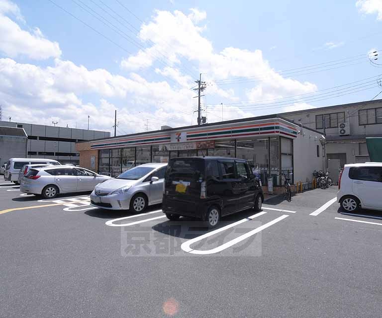 コンビニ　セブンイレブン伏見下鳥羽但馬町店（コンビニ）まで400m