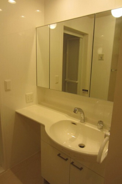 洗面設備　大きい鏡で身だしなみばっちり