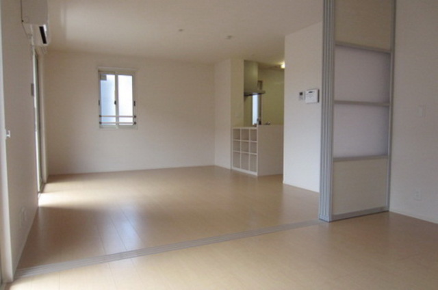 居室・リビング　同物件、角部屋のお部屋です。