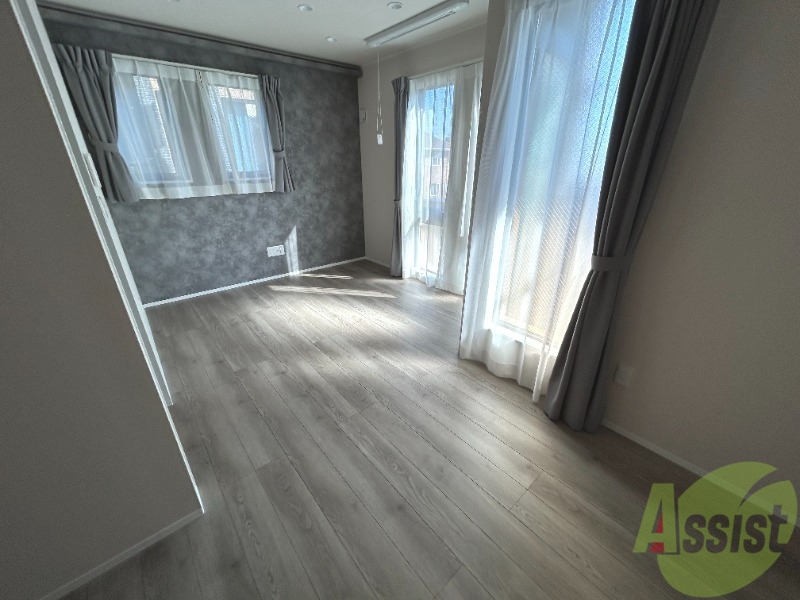 居室・リビング　７．６帖のリビングです。窓が多く日中は明るいです。