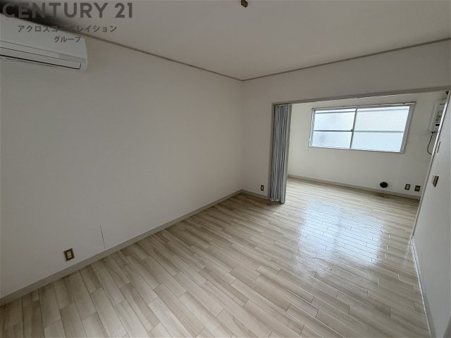 居室・リビング　床色が明るい色合いで、とてもきれいです。