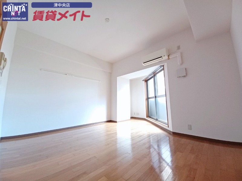 居室・リビング　同物件別室画像