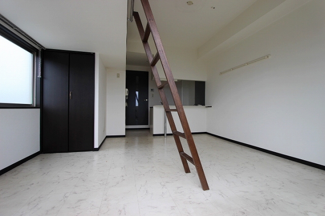 居室・リビング　同物件別号室のものです。