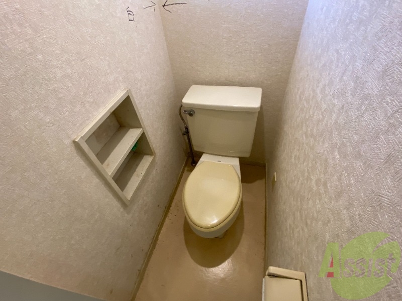 トイレ　トイレになります。小窓があって明るいですね。