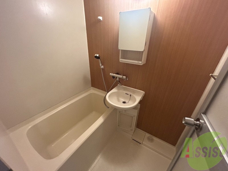 バス・シャワールーム　アクセントパネルでサーモスタッド式水栓のバスルームです。