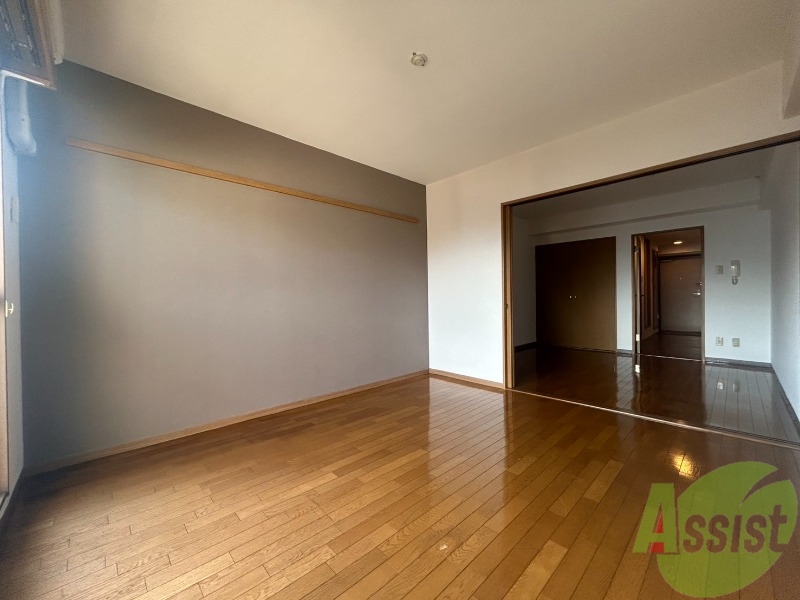 居室・リビング　アクセントクロスのおしゃれなお部屋になります。