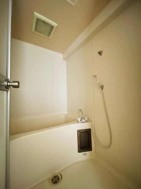 バス・シャワールーム　清掃前の写真です