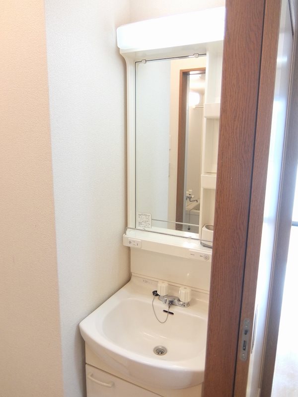 洗面設備　写真は反転タイプです