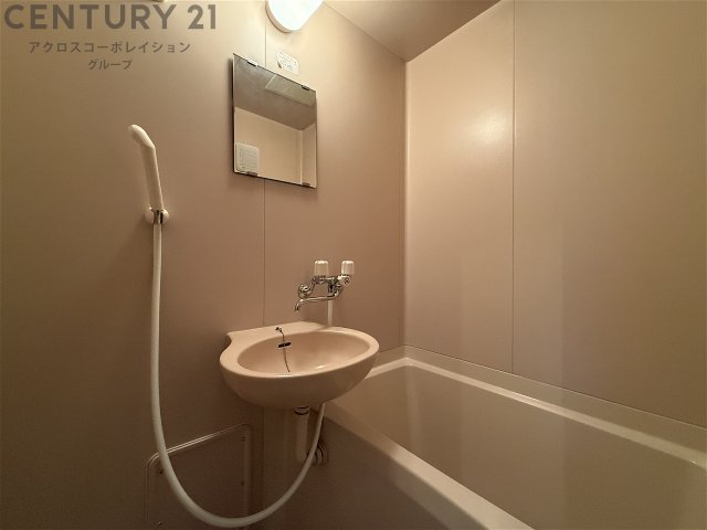 バス・シャワールーム　バストイレセパレートタイプのシンプルな浴室です！