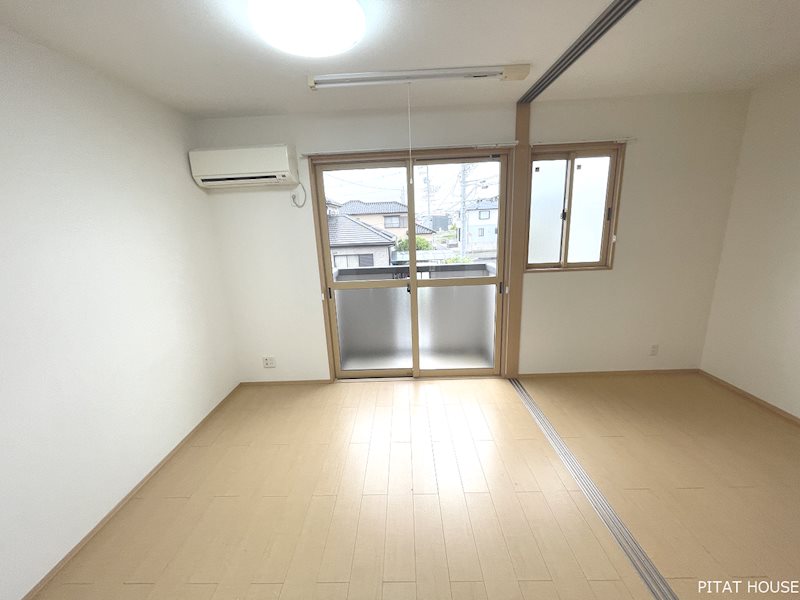 居室・リビング　同物件別部屋