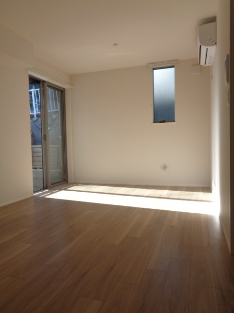 居室・リビング　南西向きの明るいリビング☆