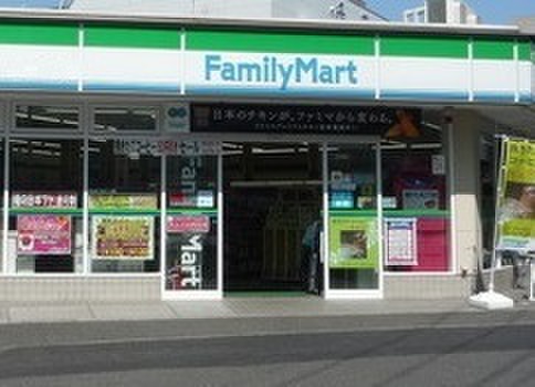 コンビニ　ファミリーマート（コンビニ）まで79m