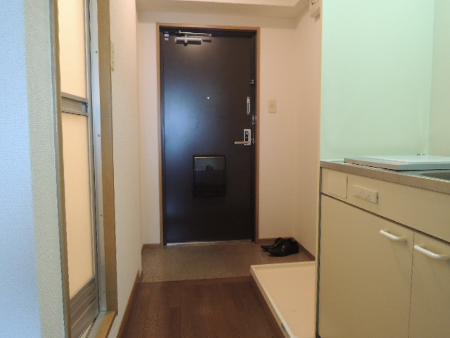 玄関　日当たりも良く気持ちいい