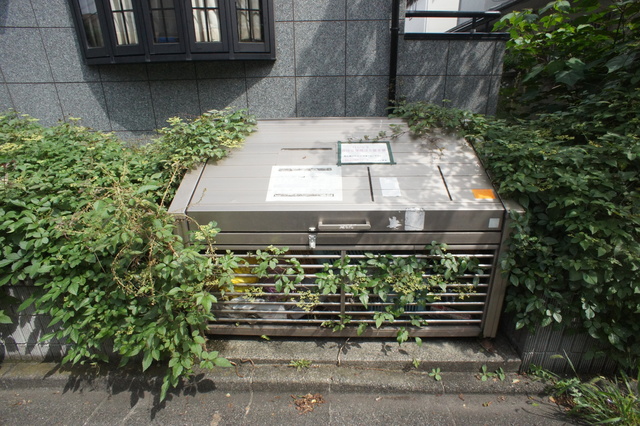 その他共有部分　蓋つきのゴミ置き場あります。衛生的ですね♪