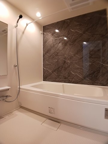 バス・シャワールーム　落ち着いた空間のお風呂です