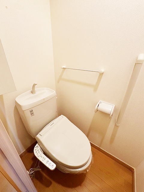 トイレ　温水洗浄便座です。