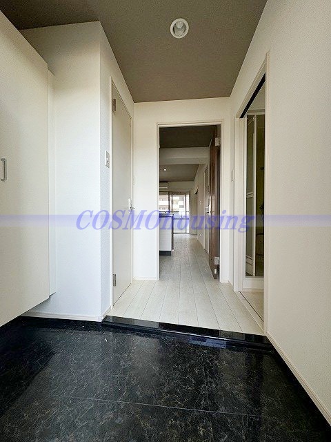 玄関　少し広めです。シューズボックス付