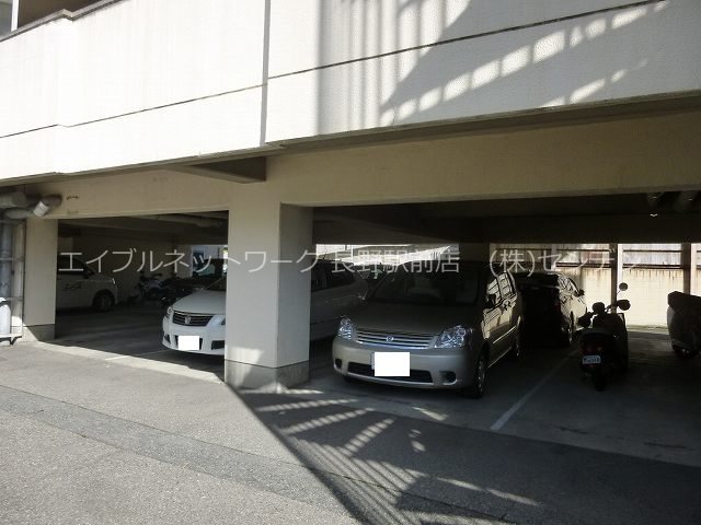 駐車場　画像は206号室です（参考）