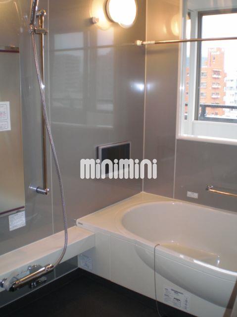 バス・シャワールーム　窓付きのお風呂です