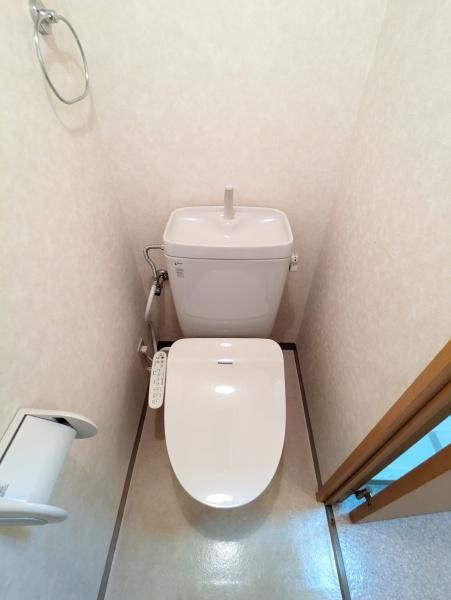 トイレ　温水洗浄便座付きです☆