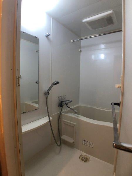 バス・シャワールーム　同物件別部屋の写真です