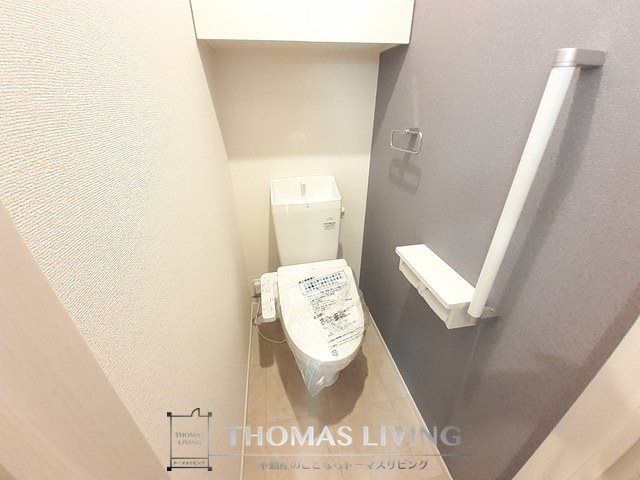 トイレ　温水洗浄便座も付いています。