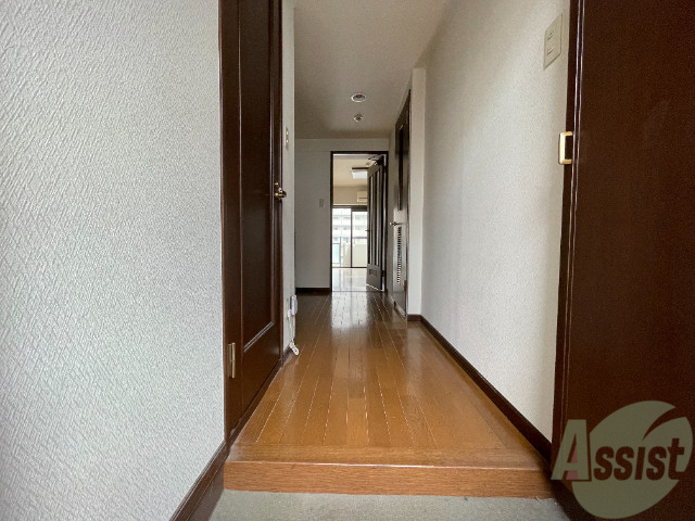 玄関　お部屋からの日差しで玄関も明るいですね。