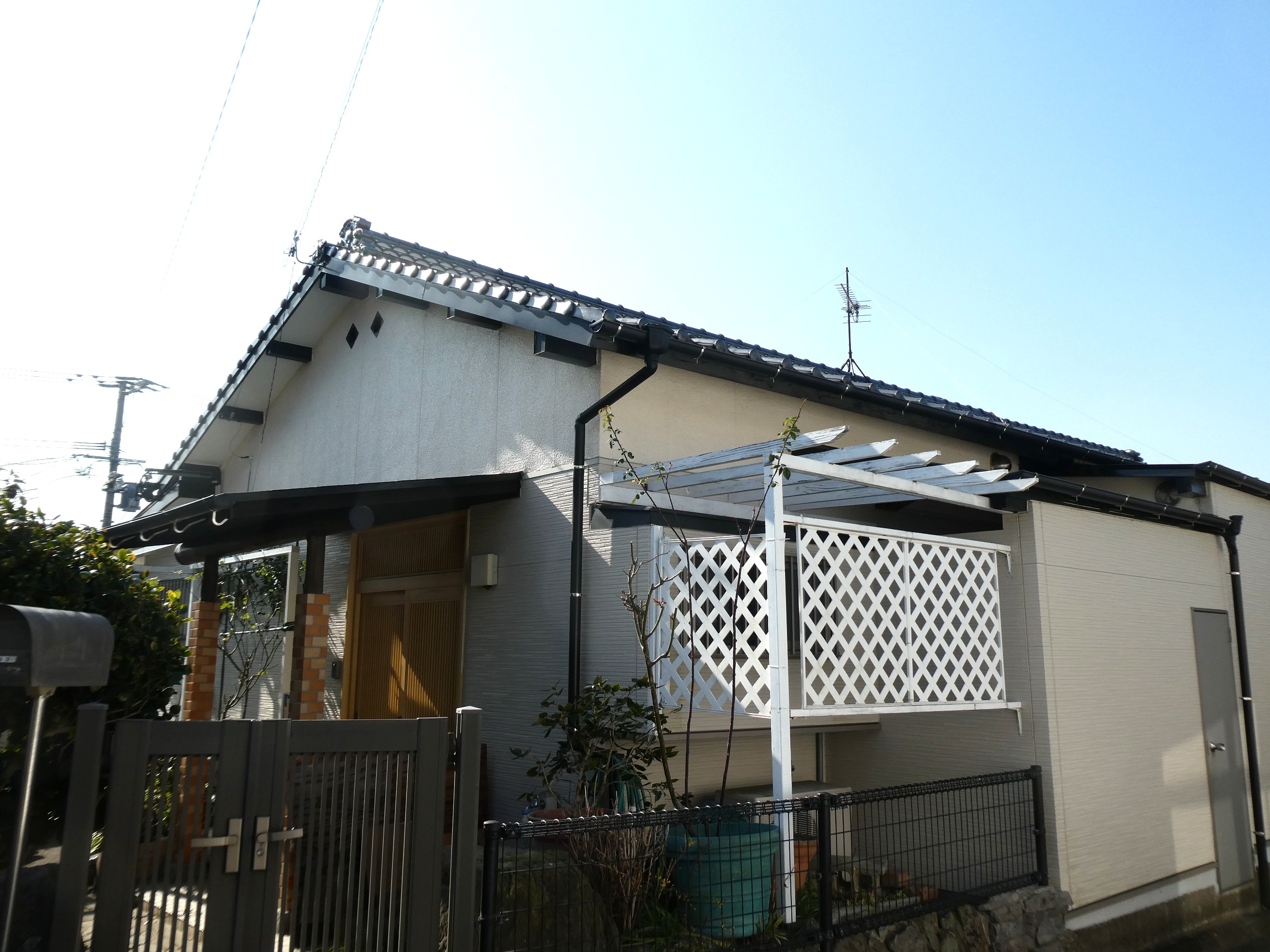 建物外観　駐車場シャッター付き２台可